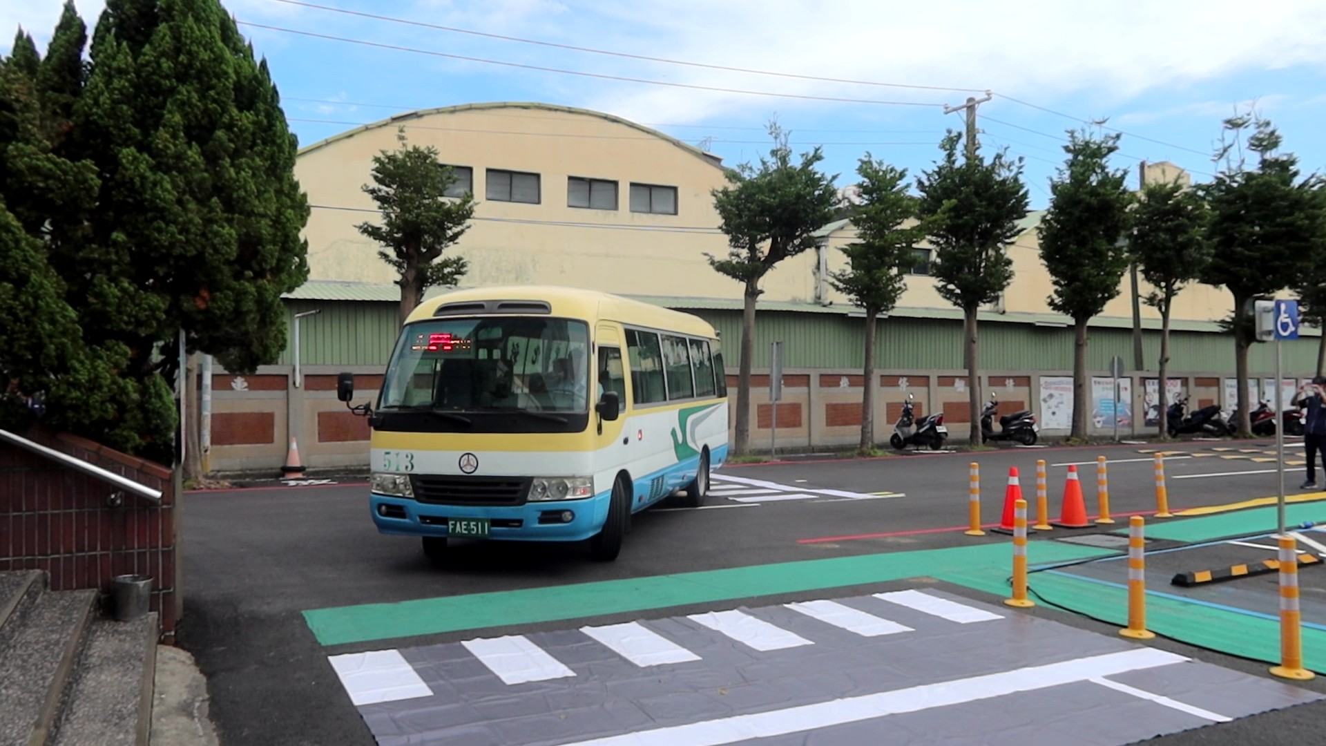 ▲大客車駕駛荒！公路局台中區監理所邀集26家業者在彰化監理站舉辦「薪之所向、職得你來」大客車駕駛擴大徵才。（記者張溎壕攝）