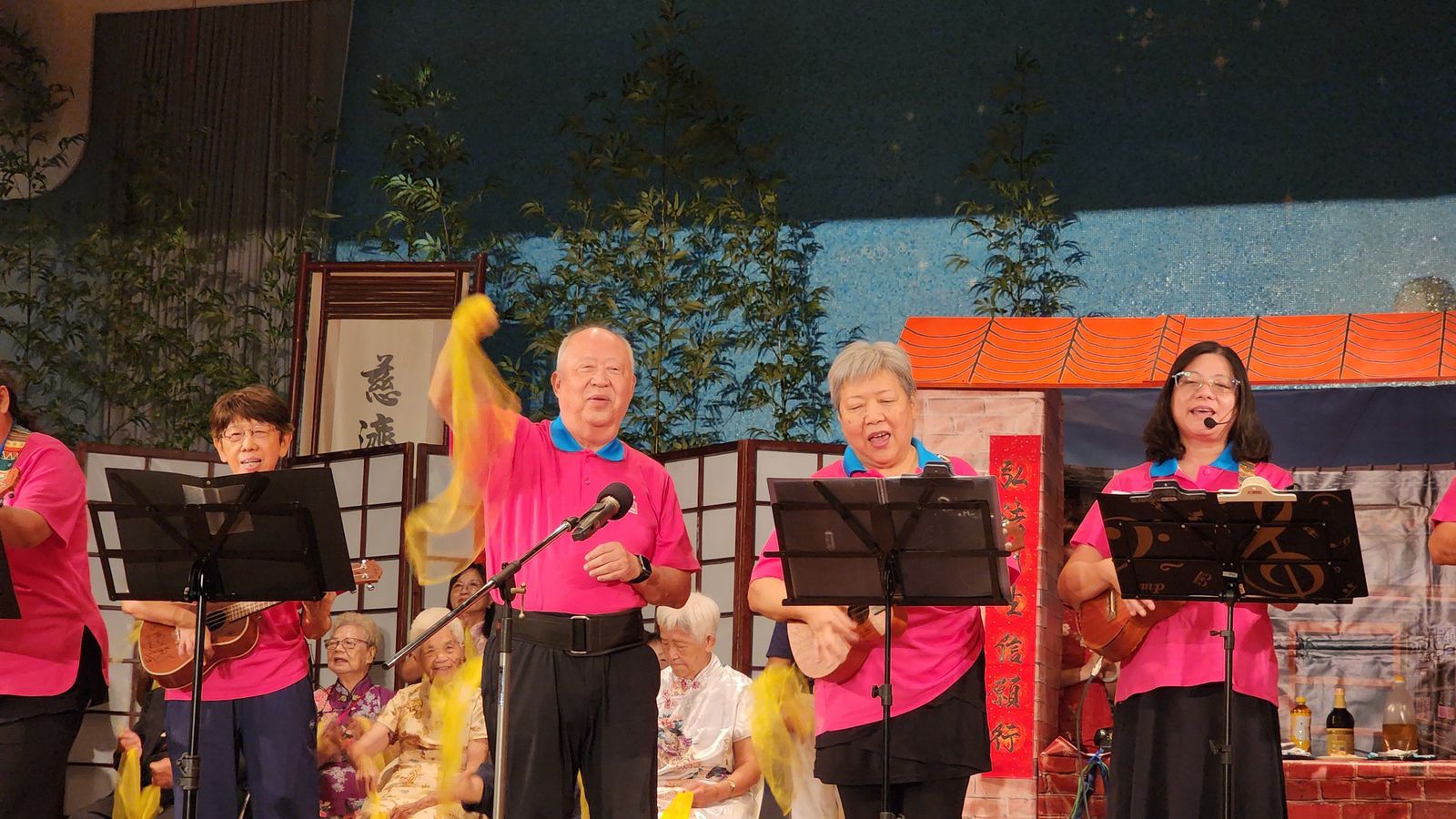 曹汶龍主任和溪口互助家庭的家屬們一起上臺表演烏克麗麗樂曲,和太太(曹媽)一起高歌