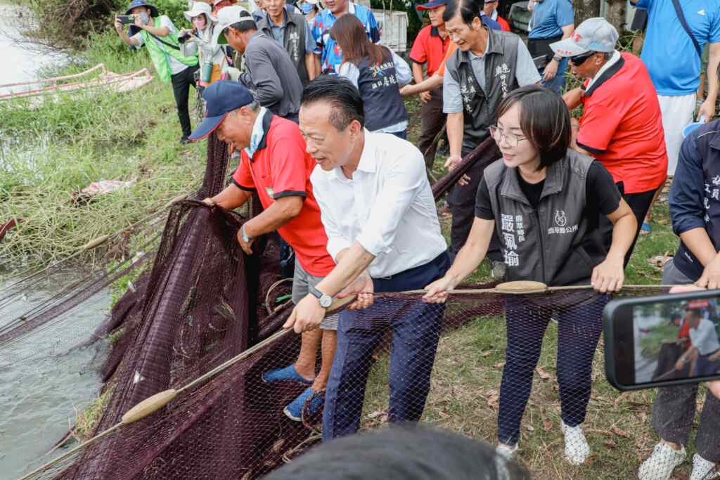 涸魚文化季,重現傳統魅力,鹿草鄉民自備容器帶走現撈漁獲。