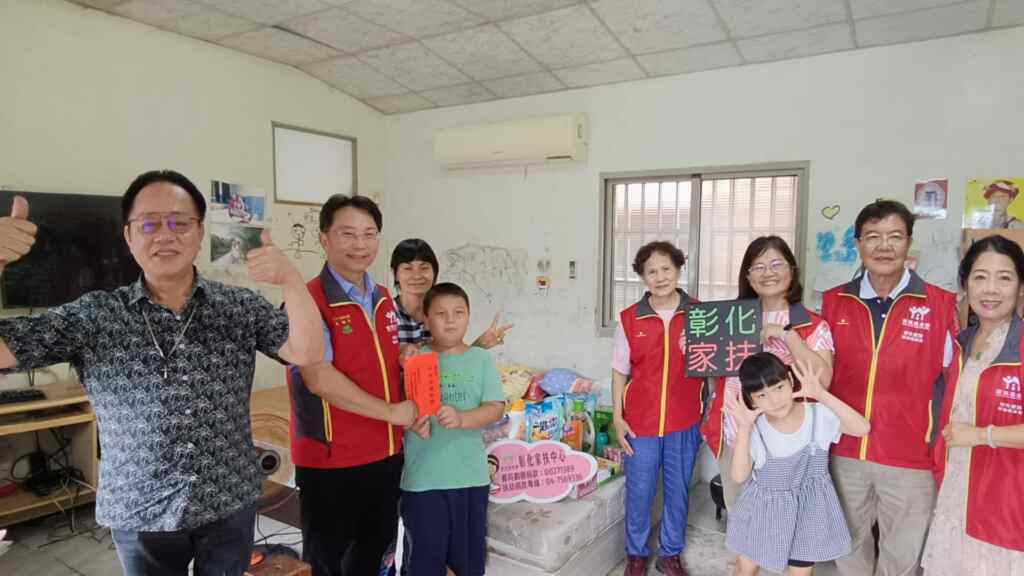 ▲彰化家扶扶幼委員會前進大城鄉中秋慰問,一圓新住民受助家庭明年暑假回越南願望。 (彰化家扶提供)