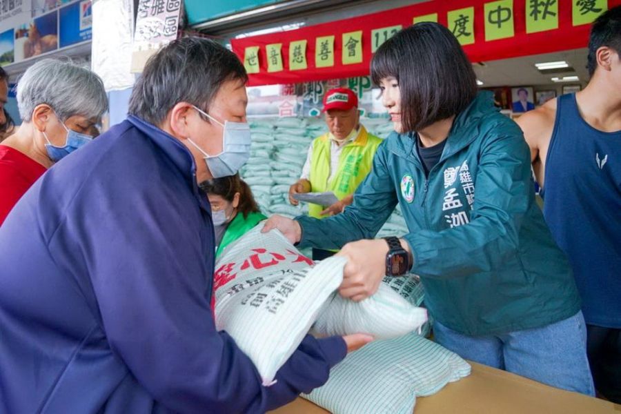中秋送暖!鄭孟洳世代傳承捐白米顧弱勢