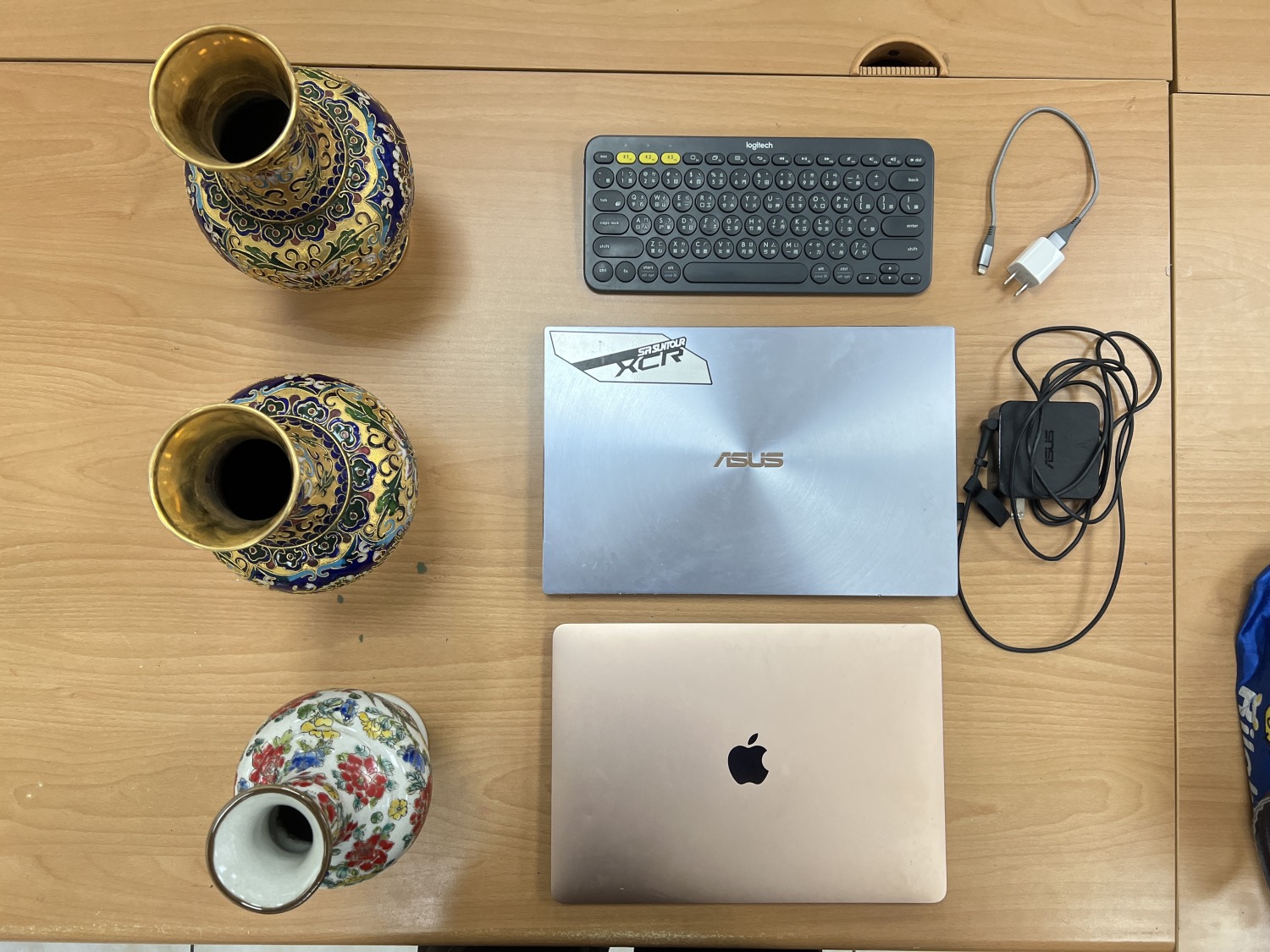 警方查扣筆記型電腦、古董花瓶。(記者薛秀蓮翻攝)