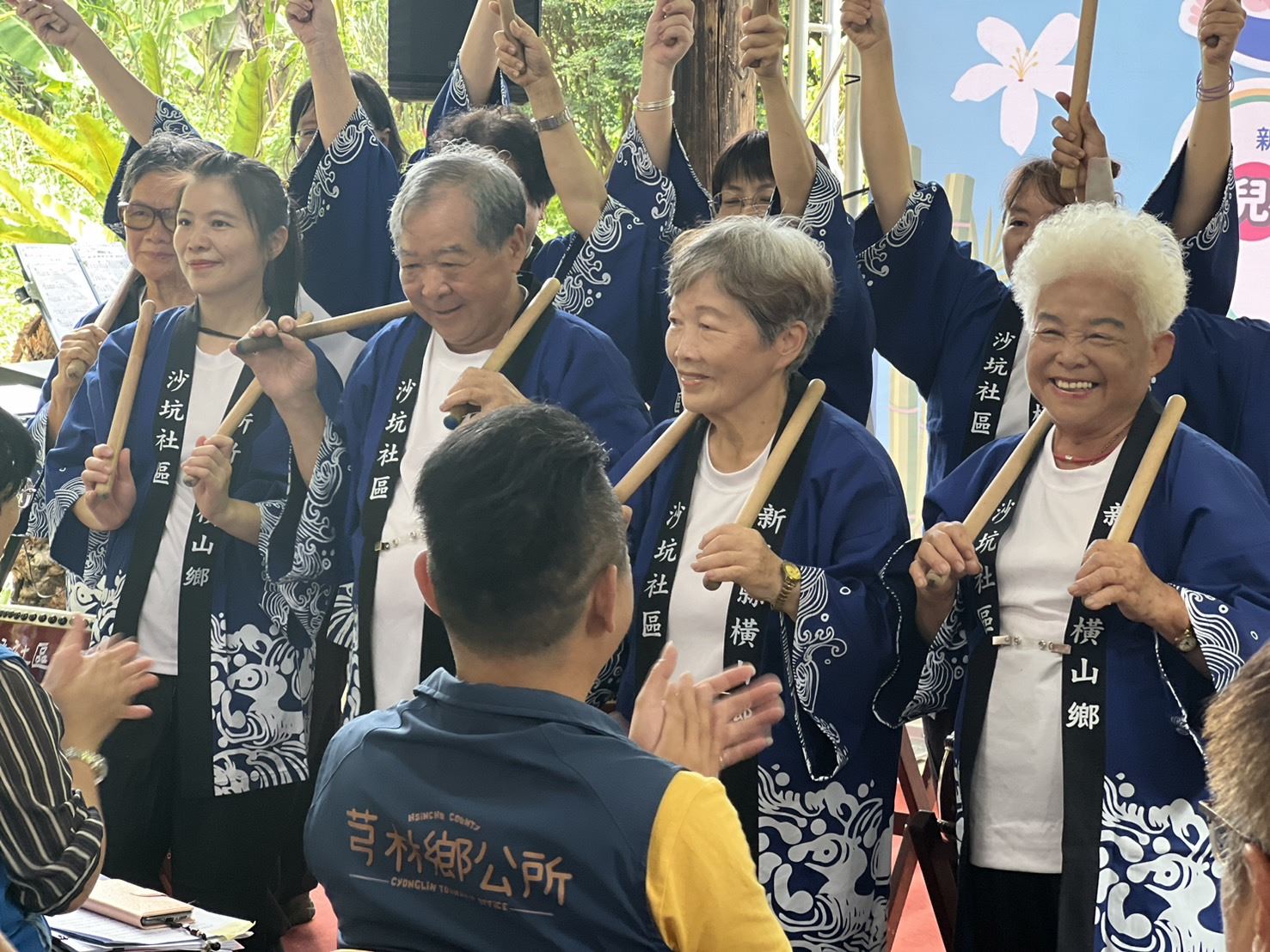 沙坑社區太鼓隊帶來開場演出,實現青銀共學。(圖/記者林照東翻攝)
