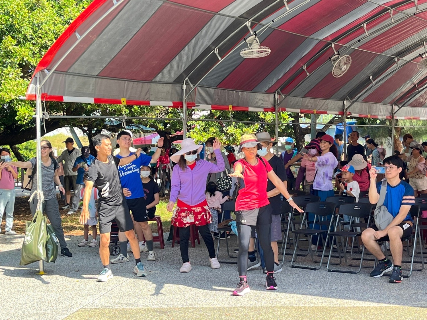 民眾參與暖身操。(圖/記者林照東翻攝)