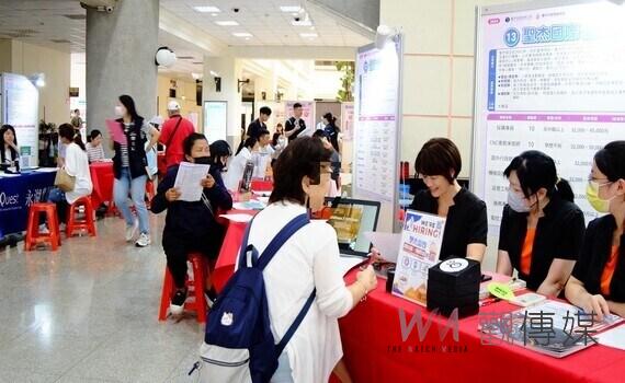 中市勞工局陽明市政大樓山線徵才 38家廠商初步媒合達6成