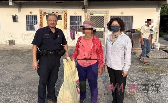 雲林警局轉贈口湖普明寺愛心　供品溫暖送達弱勢家庭手中
