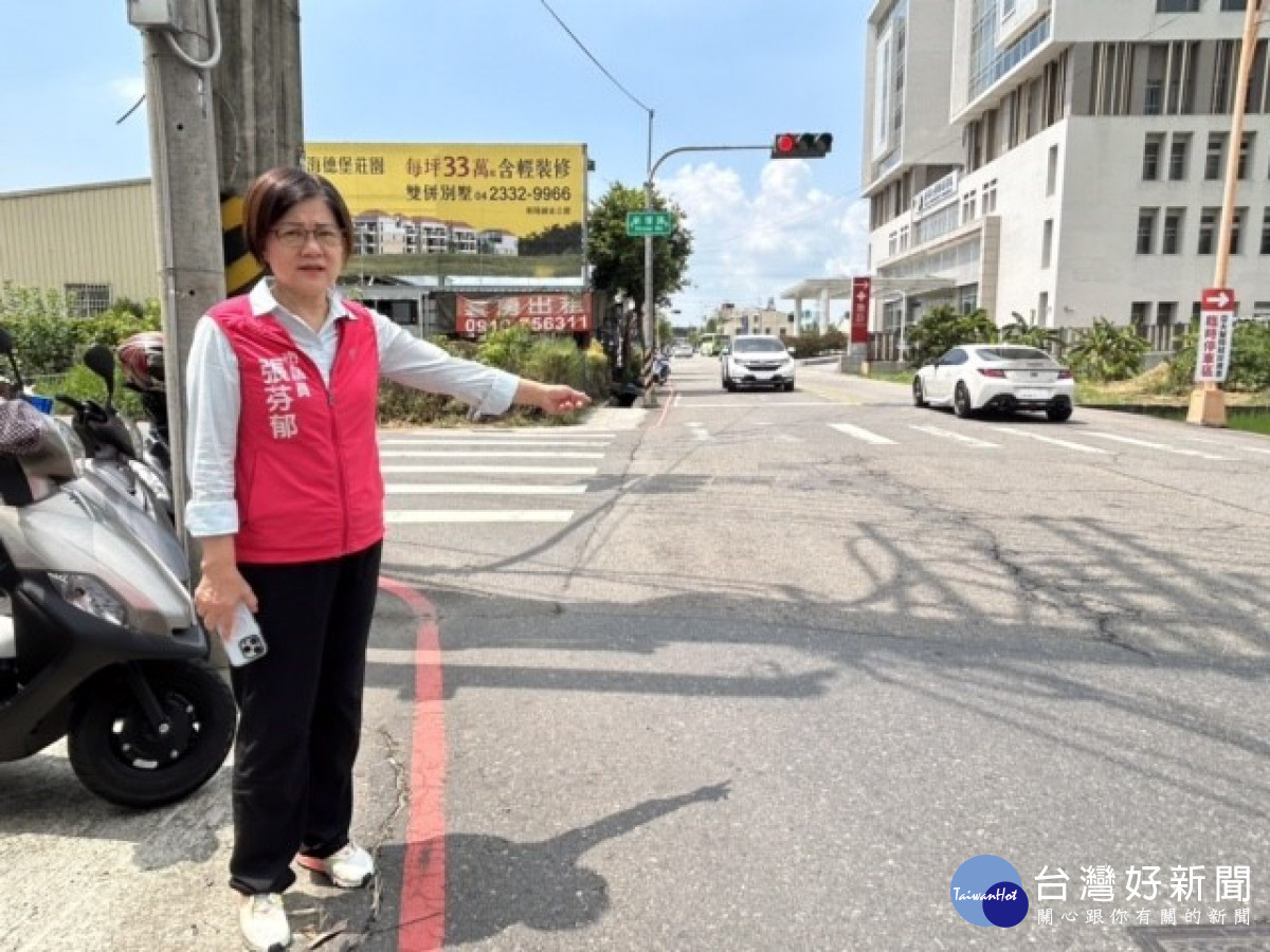 張議員指著乾溪東路路面破舊。林重鎣攝