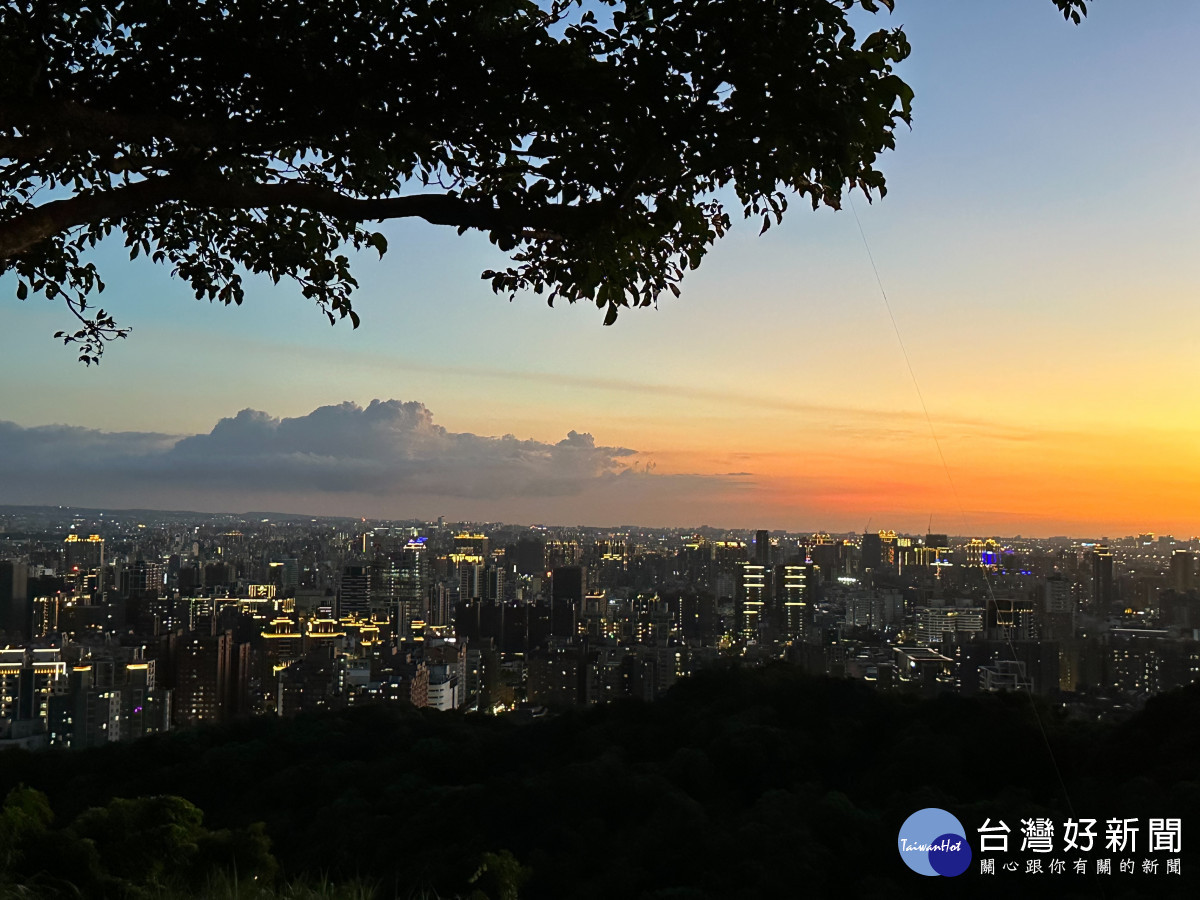 桃園市環保局推薦民眾可前往空品淨化區賞月無煙野餐,到戶外欣賞皎潔明月。<br /><br />
