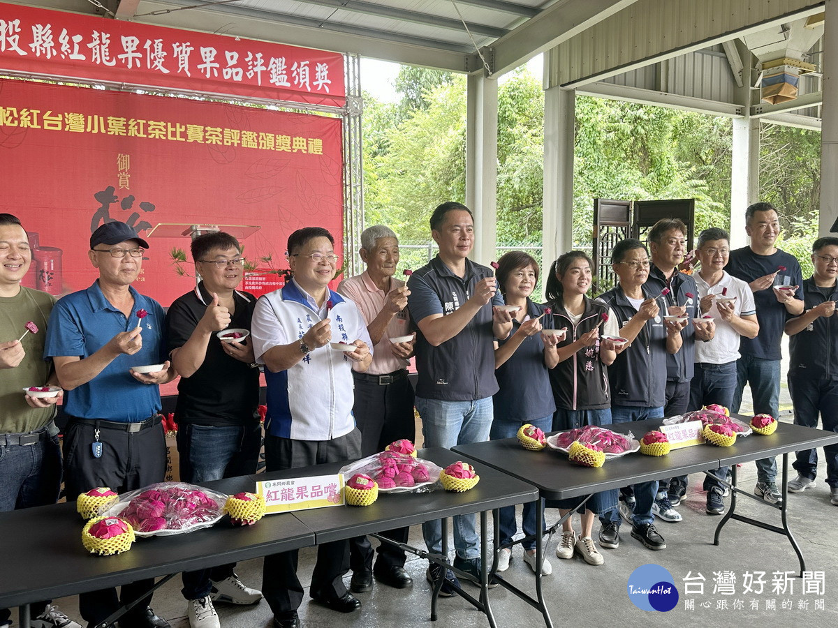 嘉賓共同品嚐推薦優質紅龍果。(記者扶小萍攝)