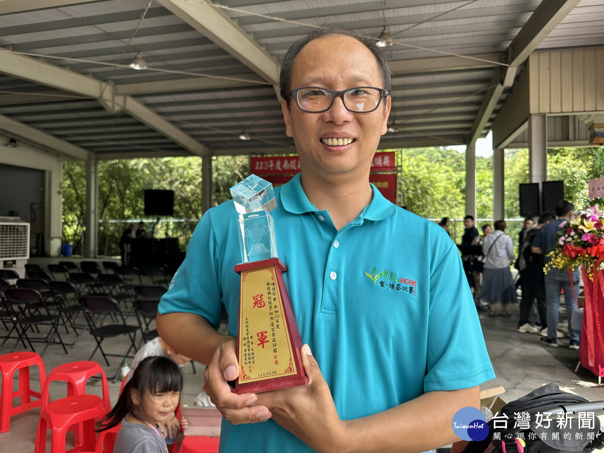 陳佳宏對名間紅龍果品質深具信心。(記者扶小萍攝)