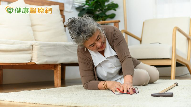 她在家突暈倒以為是貧血　就醫一查竟是右側升結腸長腫瘤惹禍