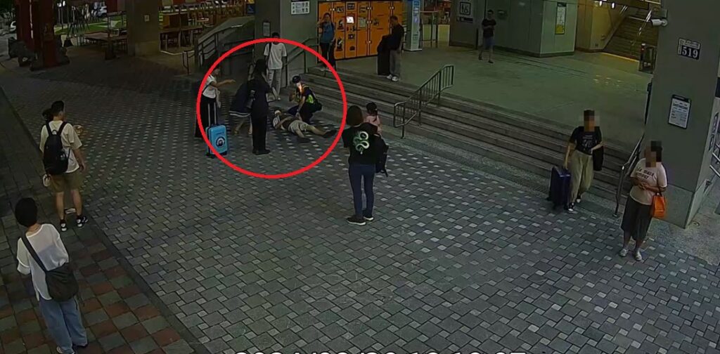 ▲圖說:台中捷運水安宮站外一名男子忽然倒臥地上,員警見狀趕忙查看男子狀況 (圖/台中市政府 提供)