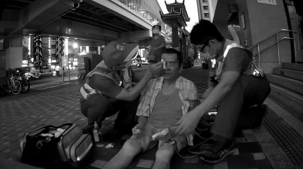 ▲圖說:救護人員檢視男子傷勢並將其送醫治療,成功救回男子一命 (圖/台中市政府 提供)
