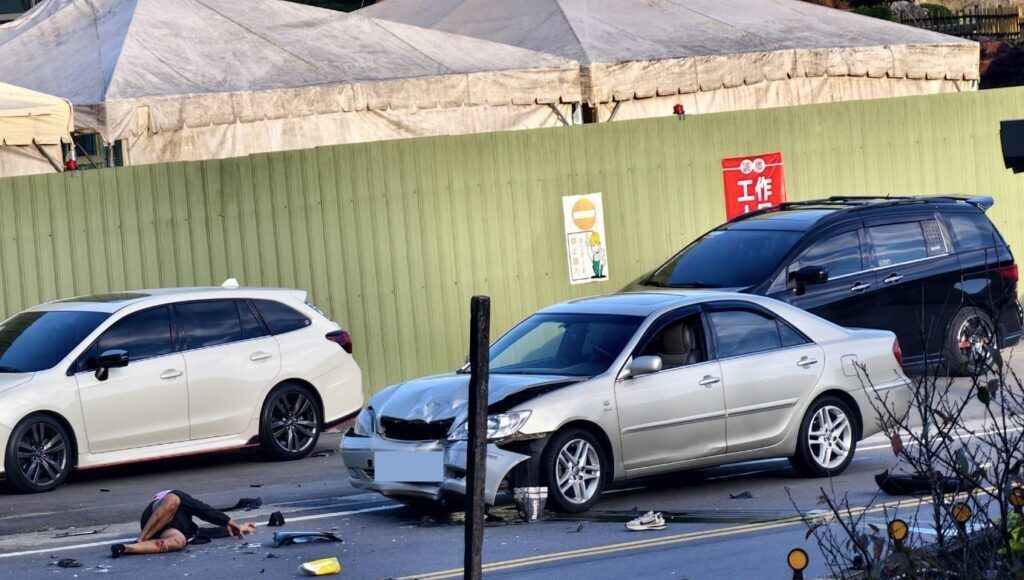 機車騎士逆向撞上自小客車，受傷倒地。畫面來源：記爆料網LIN群組