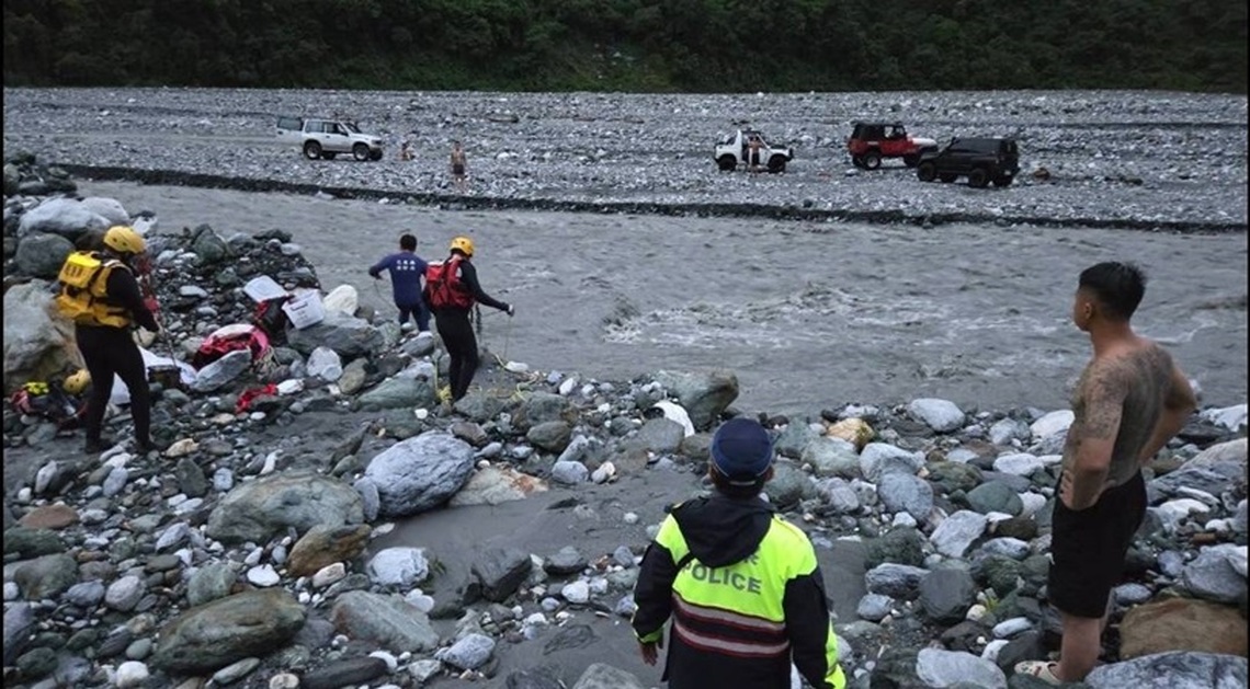 萬榮溯溪返程翻車 父子2人落水失蹤