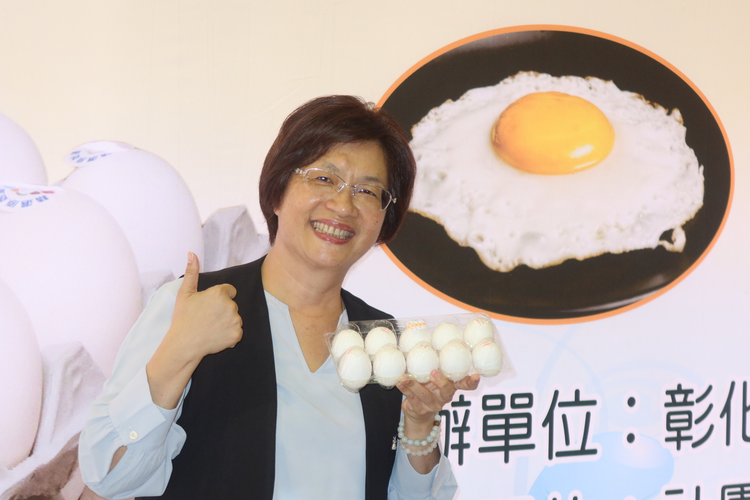 ▲彰化禽品節開跑,國產雞1隻350元,水洗雞蛋4盒100元限量促銷活動買氣旺,吸引民眾大排長龍。(記者張溎壕攝)