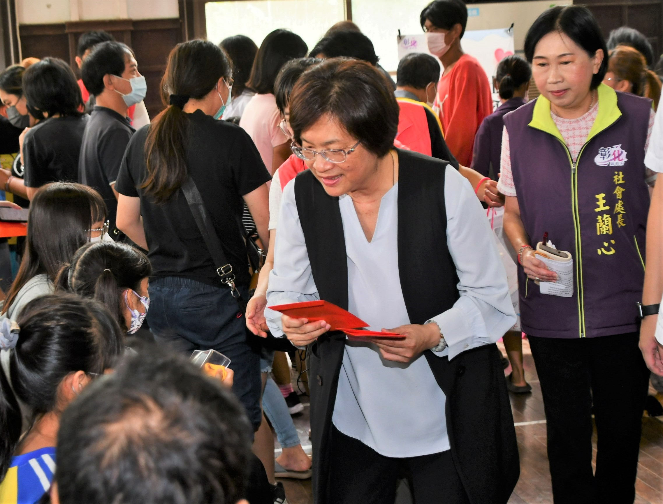 ▲彰化縣政府在二林鎮二林國小禮堂內舉辦「溫暖守護 ．月見心幸福」中秋節關懷活動，向經濟邊緣戶發放了關懷金和物資。（記者張溎壕攝）