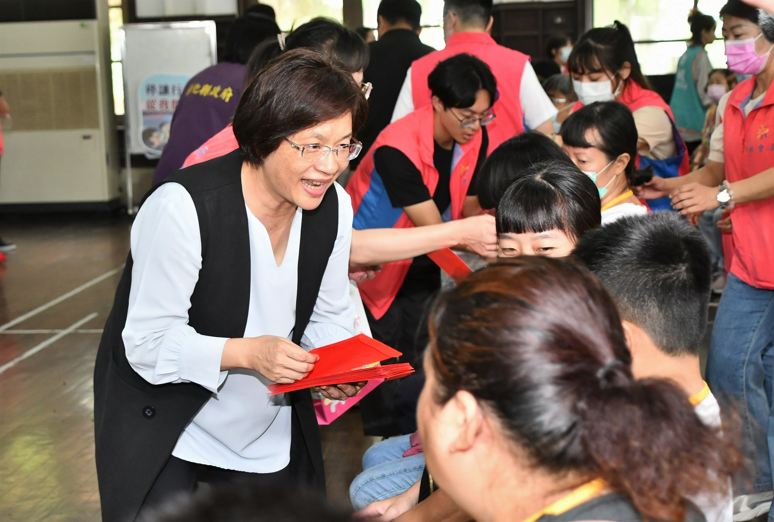 ▲彰化縣政府在二林鎮二林國小禮堂內舉辦「溫暖守護 ．月見心幸福」中秋節關懷活動，向經濟邊緣戶發放了關懷金和物資。（記者張溎壕攝）