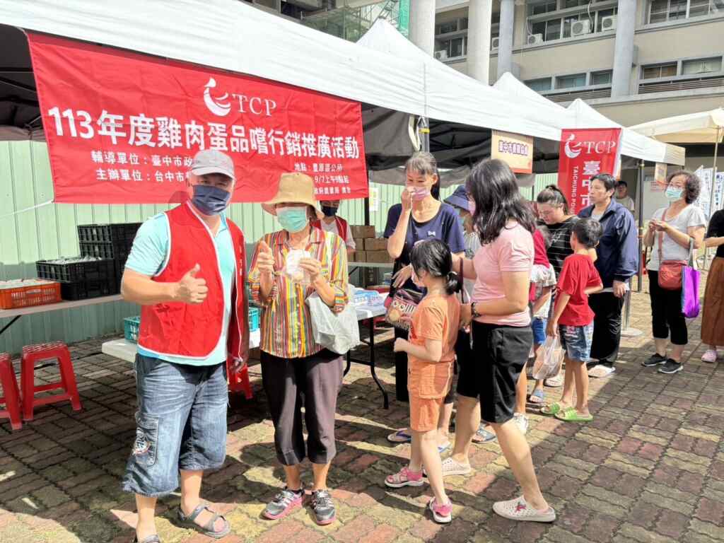  ▲中市農業局行銷國產優質土雞拓展在地消費活動現場。（記者廖妙茜拍攝） 