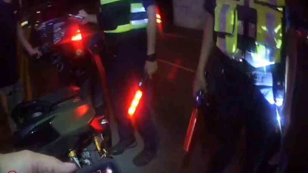 ▲中警路檢攔查機車騎士遮蔽號牌,同夥竄逃重罰18萬元。(台中警方提供)
