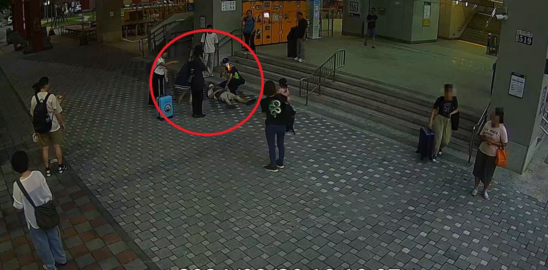 ▲圖說：台中捷運水安宮站外一名男子忽然倒臥地上，員警見狀趕忙查看男子狀況            （圖／台中市政府 提供）