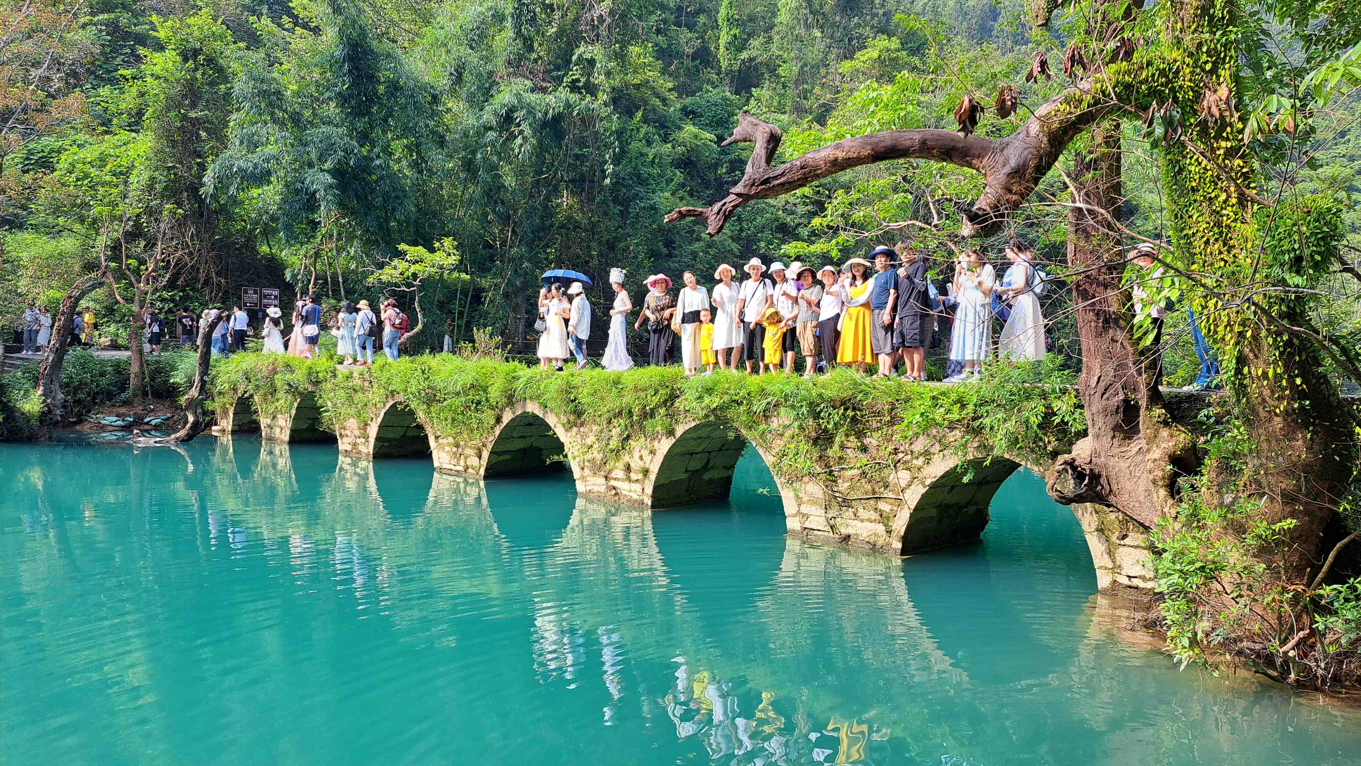 貴州小七孔景區門票要170元人民幣,9月非旺季時仍然旅客眾多。圖/宋秉忠攝