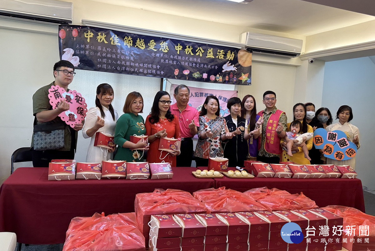 羅立委結合新住民姊妹與協會贈禮關懷弱勢。（記者扶小萍攝）