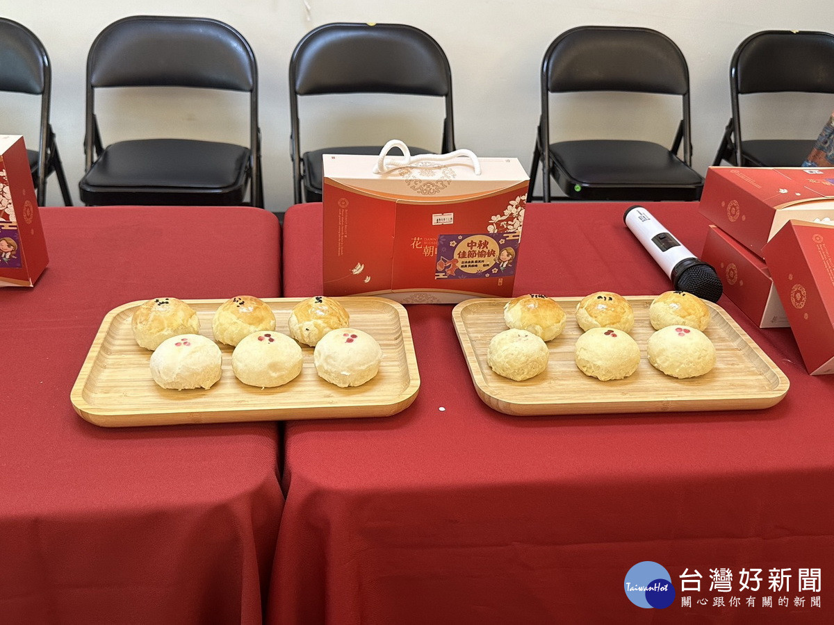 新住民姊妹手作月餅做公益。(記者扶小萍攝)