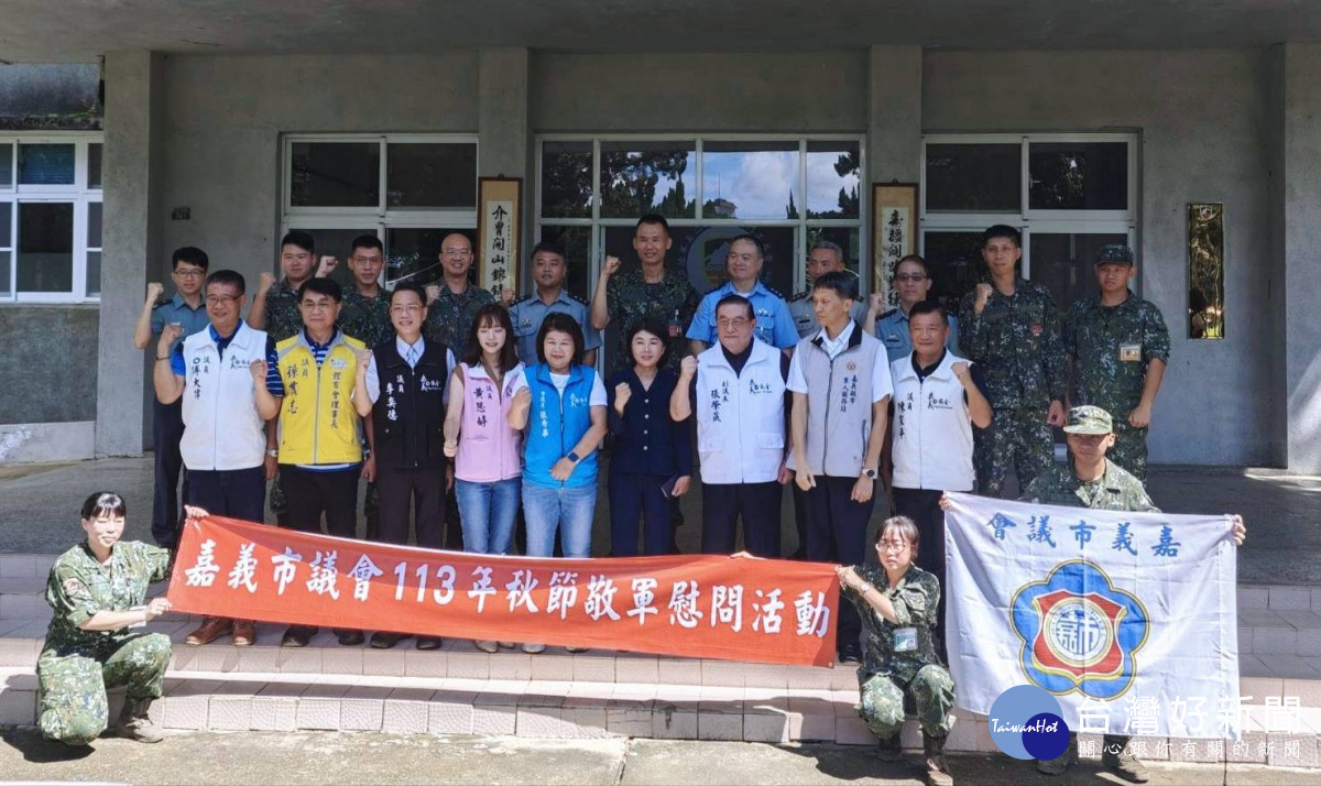 嘉義市議會議長陳姿妏帶領議會秋節敬軍團，前往五二工兵群戰工營致贈秋節慰問金／陳致愷翻攝