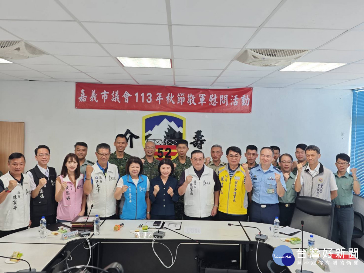 嘉義市議會議長陳姿妏帶領議會秋節敬軍團,前往五二工兵群戰工營致贈秋節慰問金/陳致愷翻攝