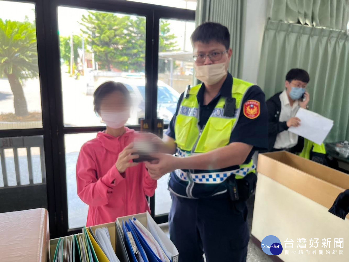 熱心警民協助婦人找回遺失皮夾／警方提供