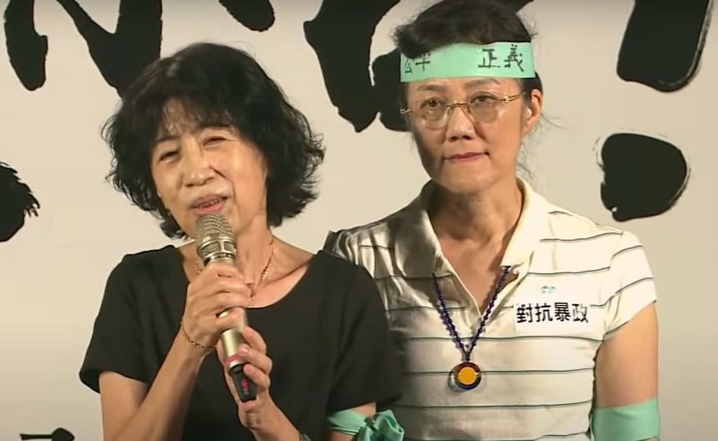 民眾黨主席柯文哲妻子陳佩琪(左)和柯胞妹柯美蘭(右)在9日全國開講上台發言,陳佩琪解釋檢廉搜索時,柯文哲在大號加上手機關靜音,才沒聽見。翻攝民眾之聲YT平台