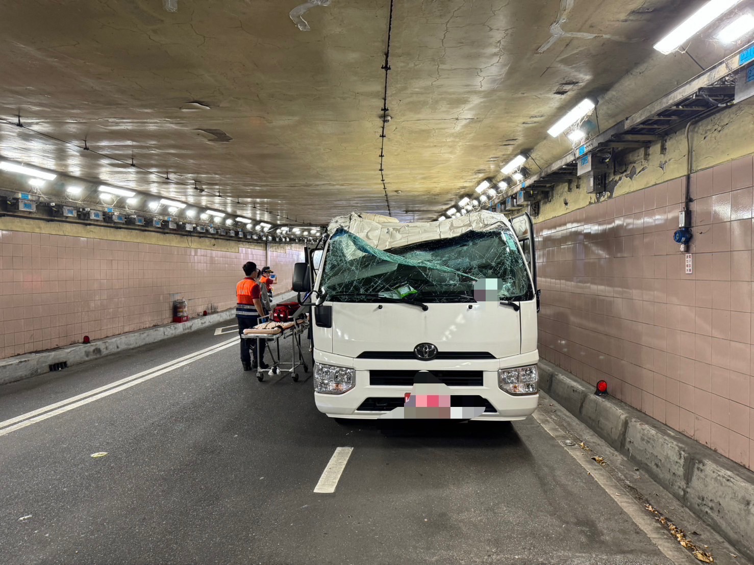 ▲台北市信義區基隆路車行地下道，今（9）日7時許發生1起交通事故。（翻攝畫面）