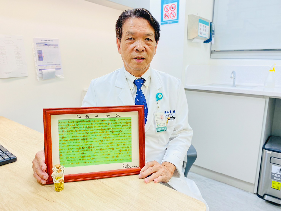 ▲博田國際醫院肝膽胰外科副院長李金德教授為膽結石甲骨文完成落款與裱框,祝福女工程師順心安康。(圖/博田國際醫院提供)