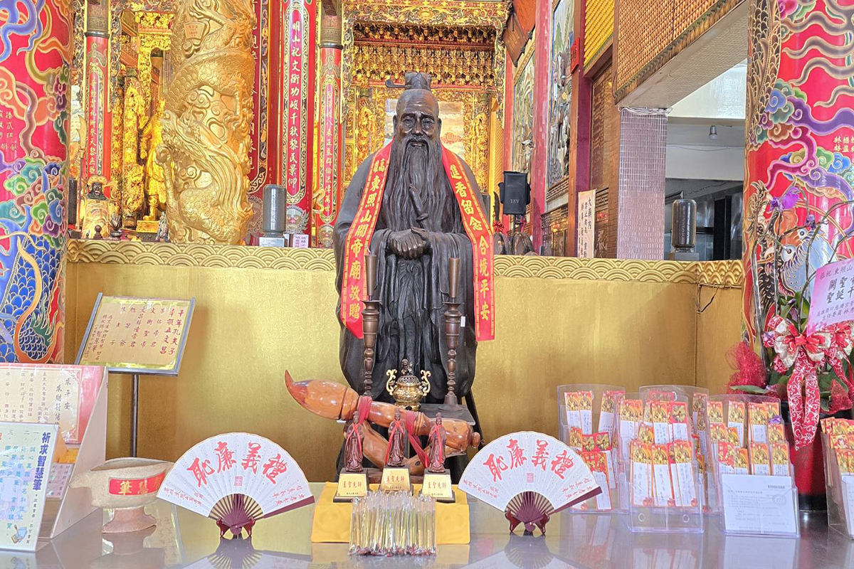 ▲高220公分的孔子鎏金鑄像由大陸輾轉來台，安座高雄東照山關帝廟（記者李堂安攝）