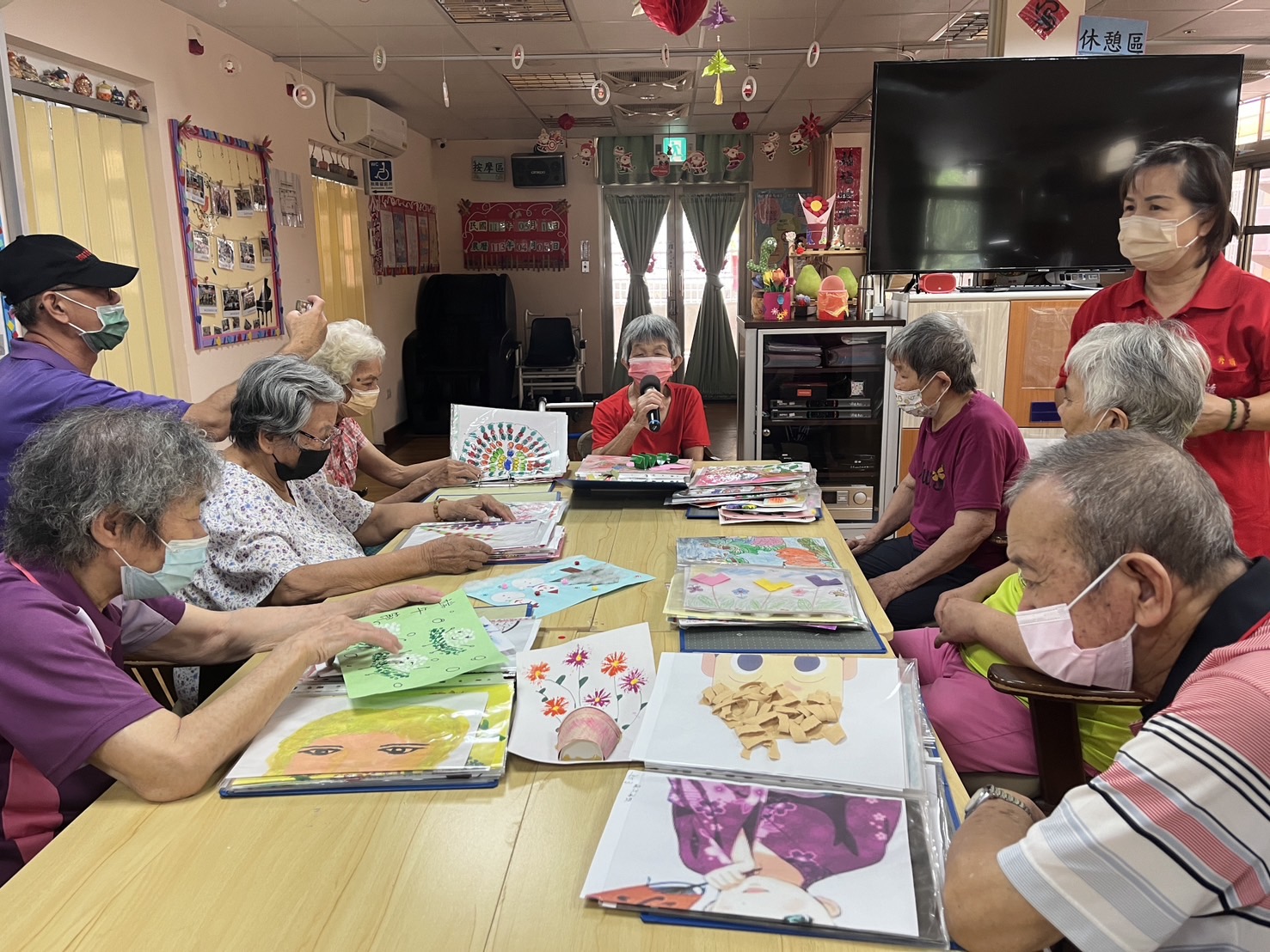 ▲彰化榮家日照中心照顧多位失智失能長者,透過過往的活動相片、錄影、手作勞作作品,讓他們談談往事、說故事,來刺激活絡腦細胞。(記者張溎壕攝)