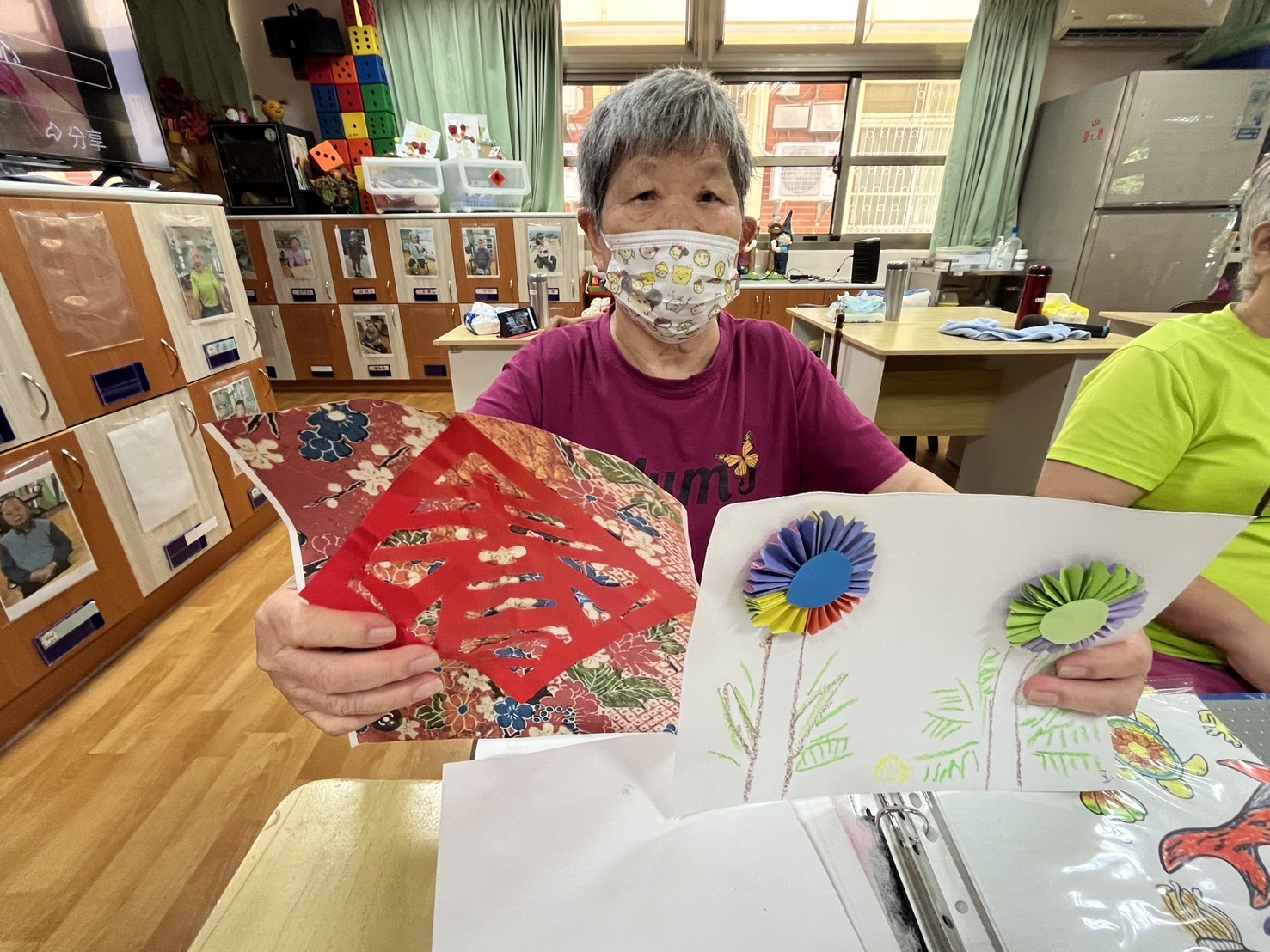 ▲彰化榮家日照中心照顧多位失智失能長者，透過過往的活動相片、錄影、手作勞作作品，讓他們談談往事、說故事，來刺激活絡腦細胞。（記者張溎壕攝）