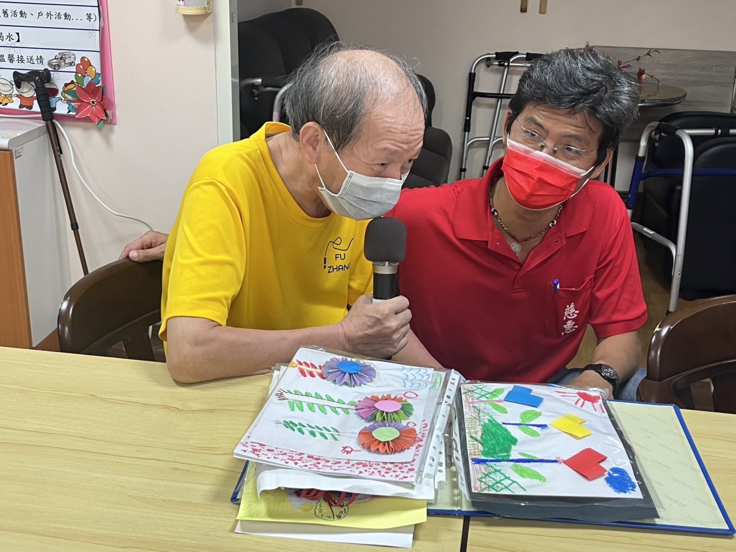 ▲彰化榮家日照中心照顧多位失智失能長者，透過過往的活動相片、錄影、手作勞作作品，讓他們談談往事、說故事，來刺激活絡腦細胞。（記者張溎壕攝）