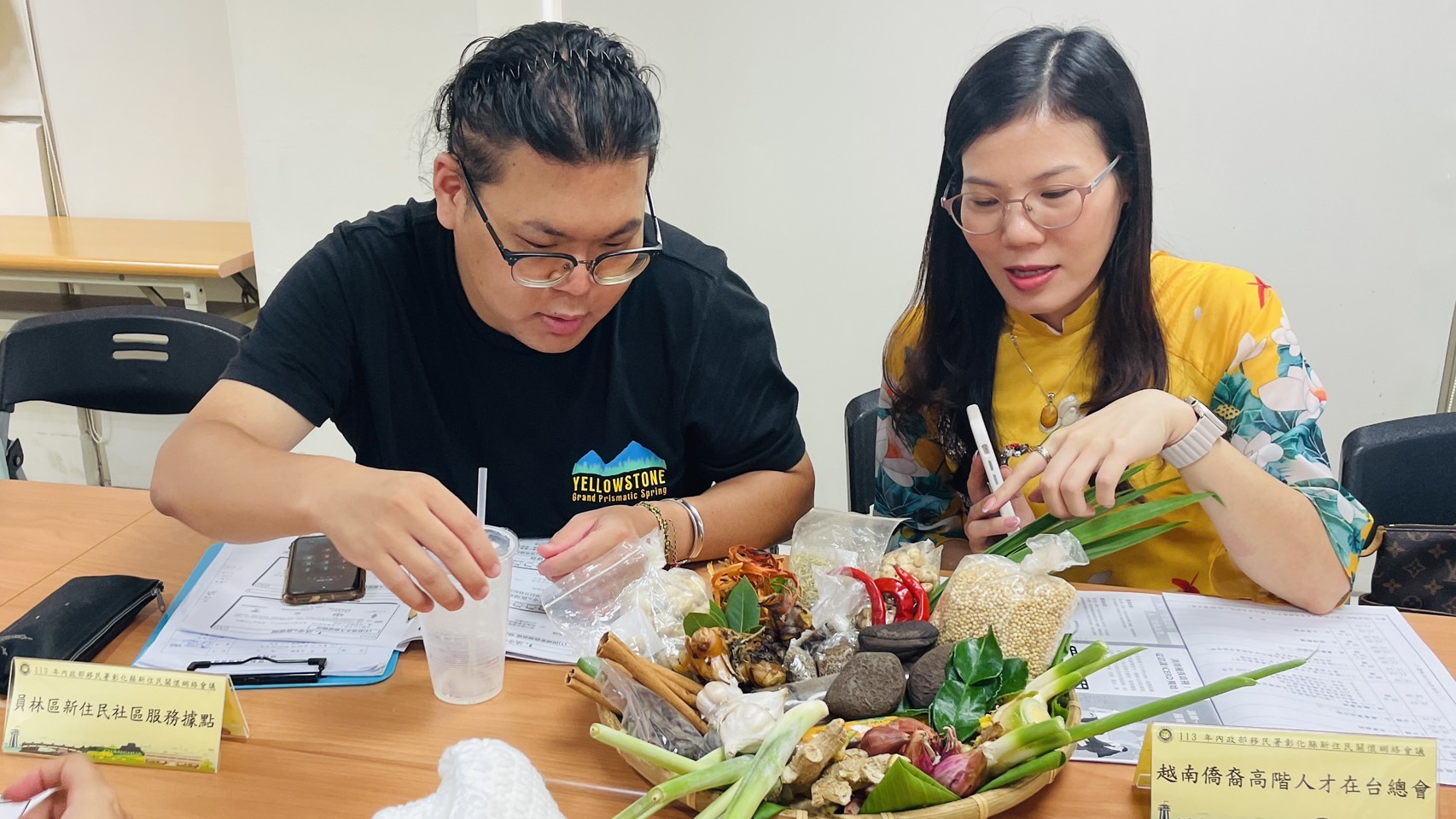 ▲新住民二代潘泓宇跨海前往印尼,探索香料王國的奧祕,發現當地媽媽竟是先買香料,再來考慮要買什麼菜。(移民署彰化縣服務站提供)