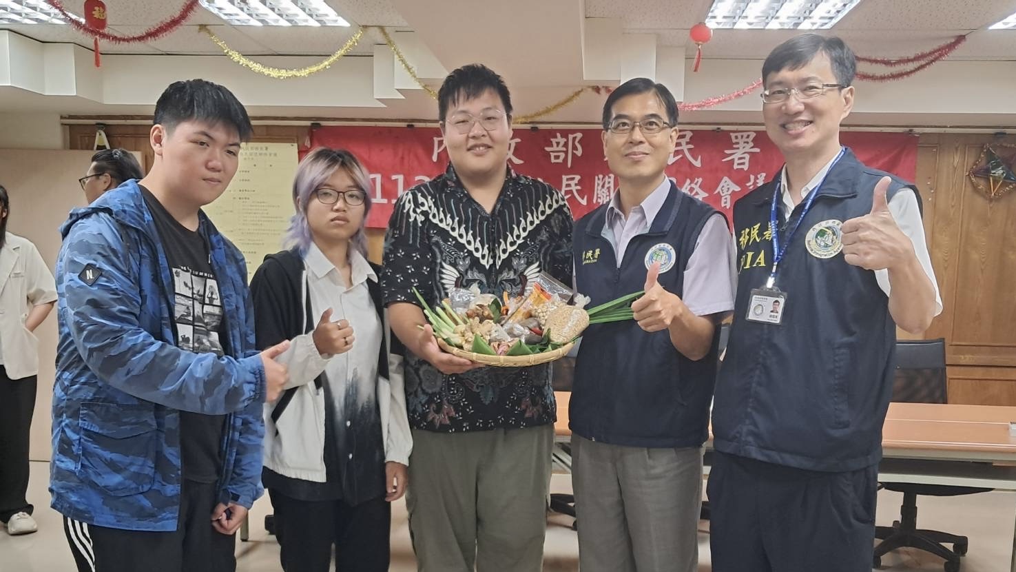 ▲新住民二代潘泓宇跨海前往印尼，探索香料王國的奧祕，發現當地媽媽竟是先買香料，再來考慮要買什麼菜。（移民署彰化縣服務站提供）