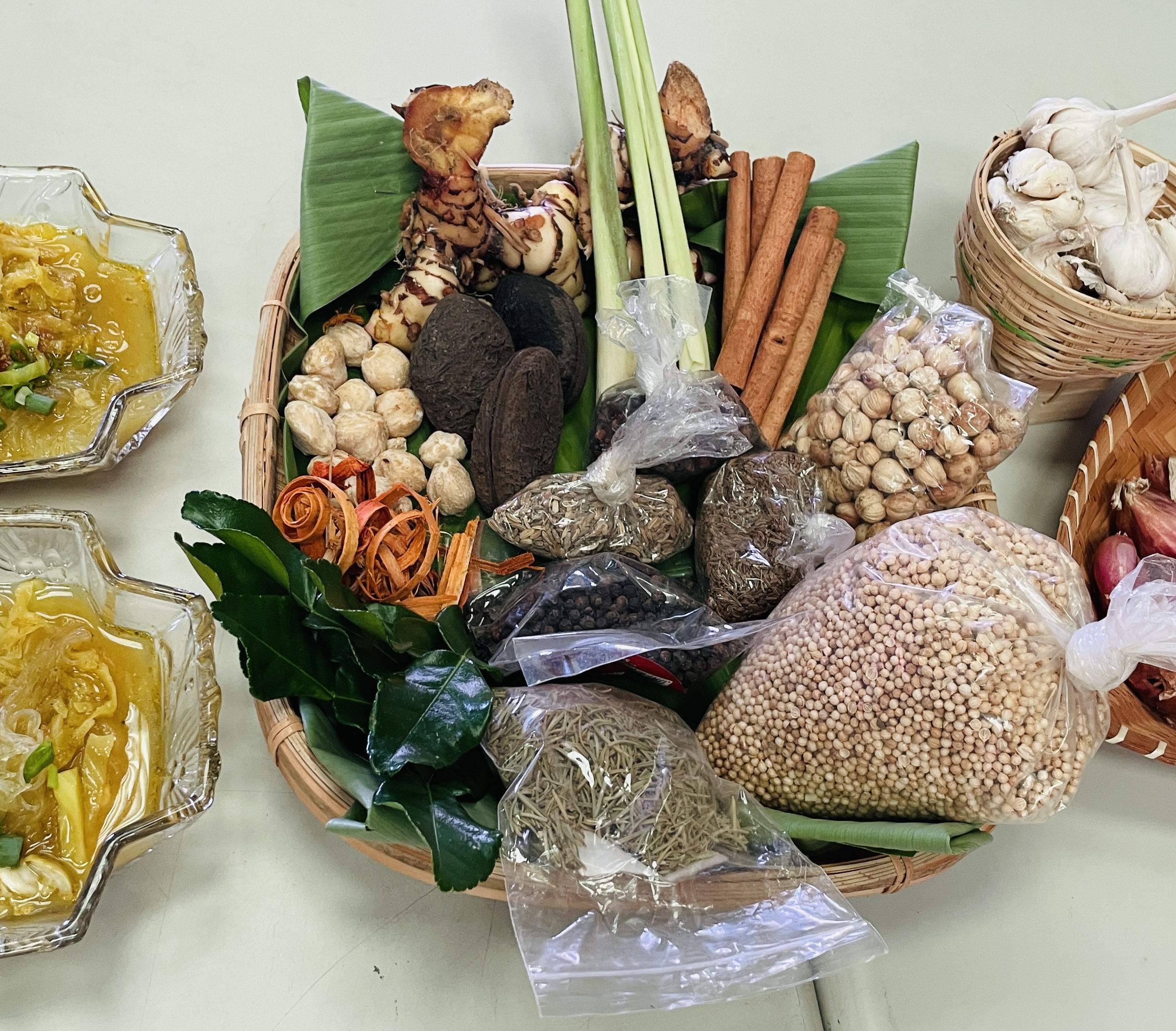▲新住民二代潘泓宇跨海前往印尼，探索香料王國的奧祕，發現當地媽媽竟是先買香料，再來考慮要買什麼菜。（移民署彰化縣服務站提供）