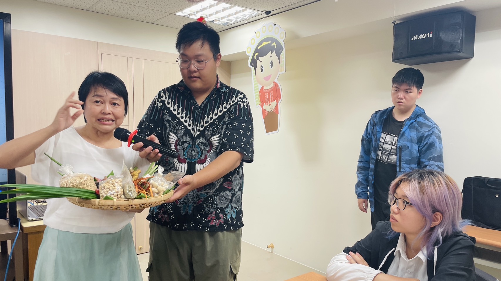 ▲新住民二代潘泓宇跨海前往印尼，探索香料王國的奧祕，發現當地媽媽竟是先買香料，再來考慮要買什麼菜。（移民署彰化縣服務站提供）