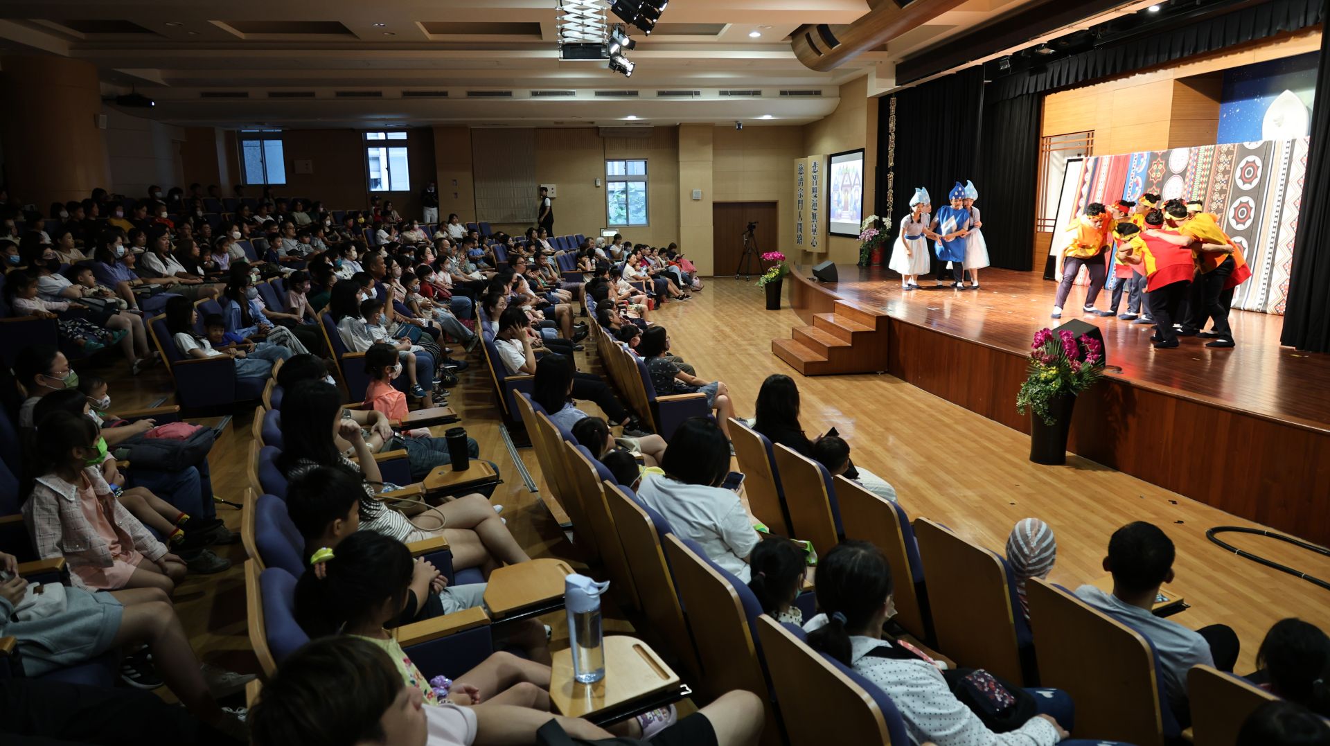 《元素漂流記》首度回歸台灣公演,學生粉墨登場,現場吸引近300位家長和孩童。