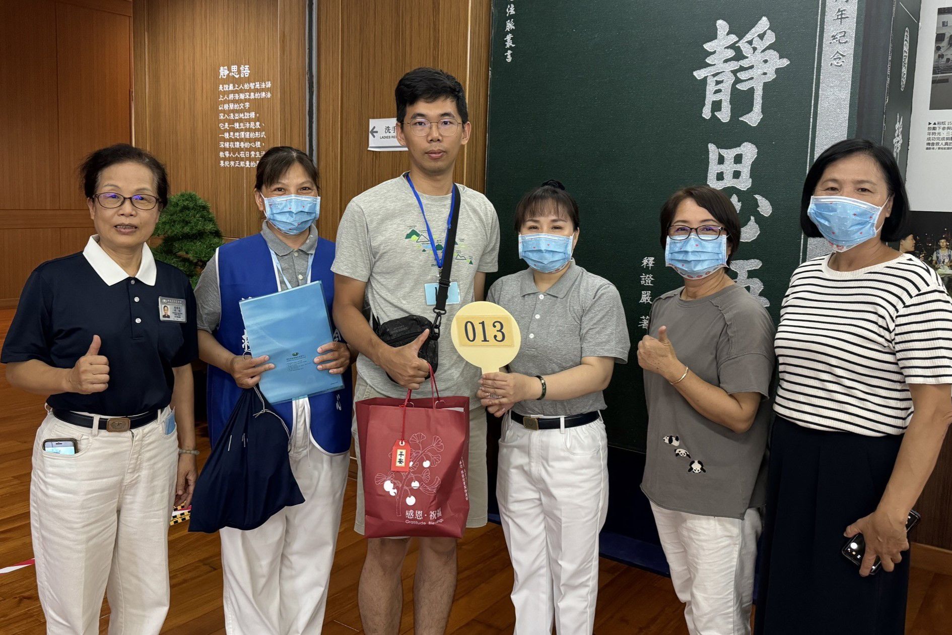 小暐(左三)的親友罹患血癌,他出席驗血建檔希望有機會可以幫助別人。