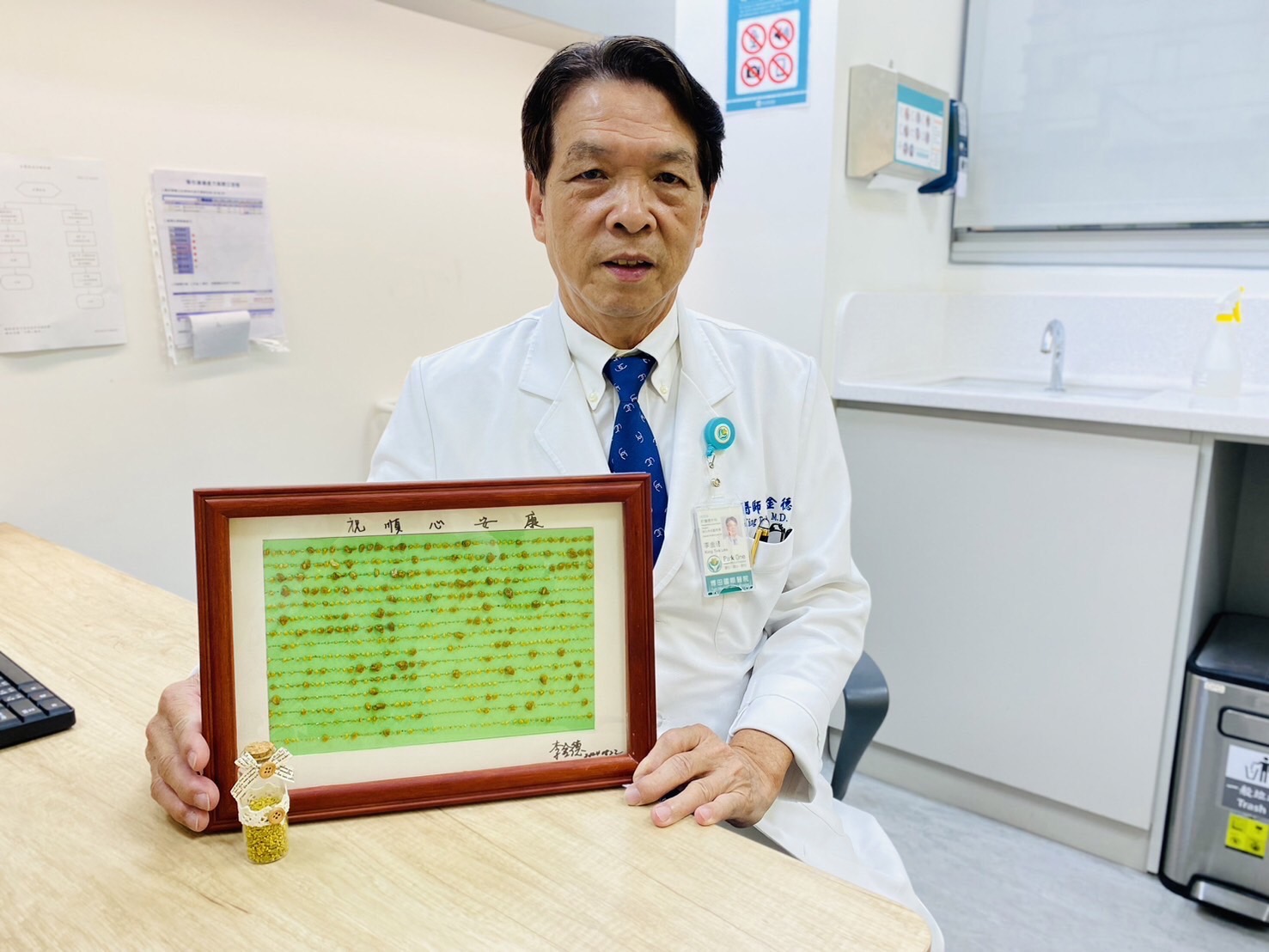 醫美級手術取出女工程師逾3千顆膽結石 結石製成甲骨文祝康復
