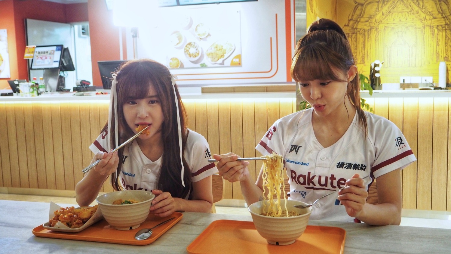 樂天女孩Yuri、孟潔擔任「美味食堂」 Global Mall新左營車站一日店長