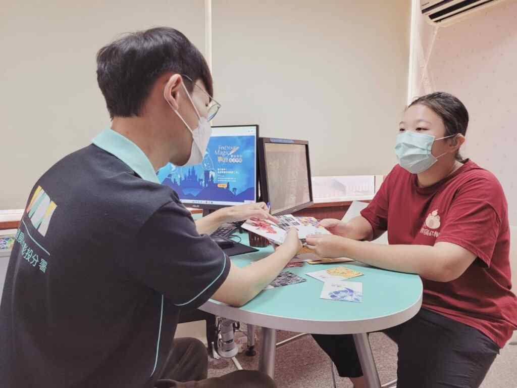 ▲就服員運用牌卡為青年找出自我優勢及釐清個人特質。（記者林明佑翻攝）