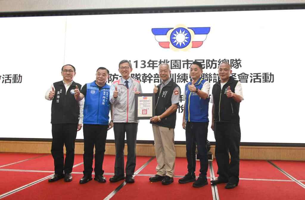 ▲桃園市長副市長王明鉅與貴賓一同與新任民防總隊民防大隊副大隊長合影。(桃園市政府提供)