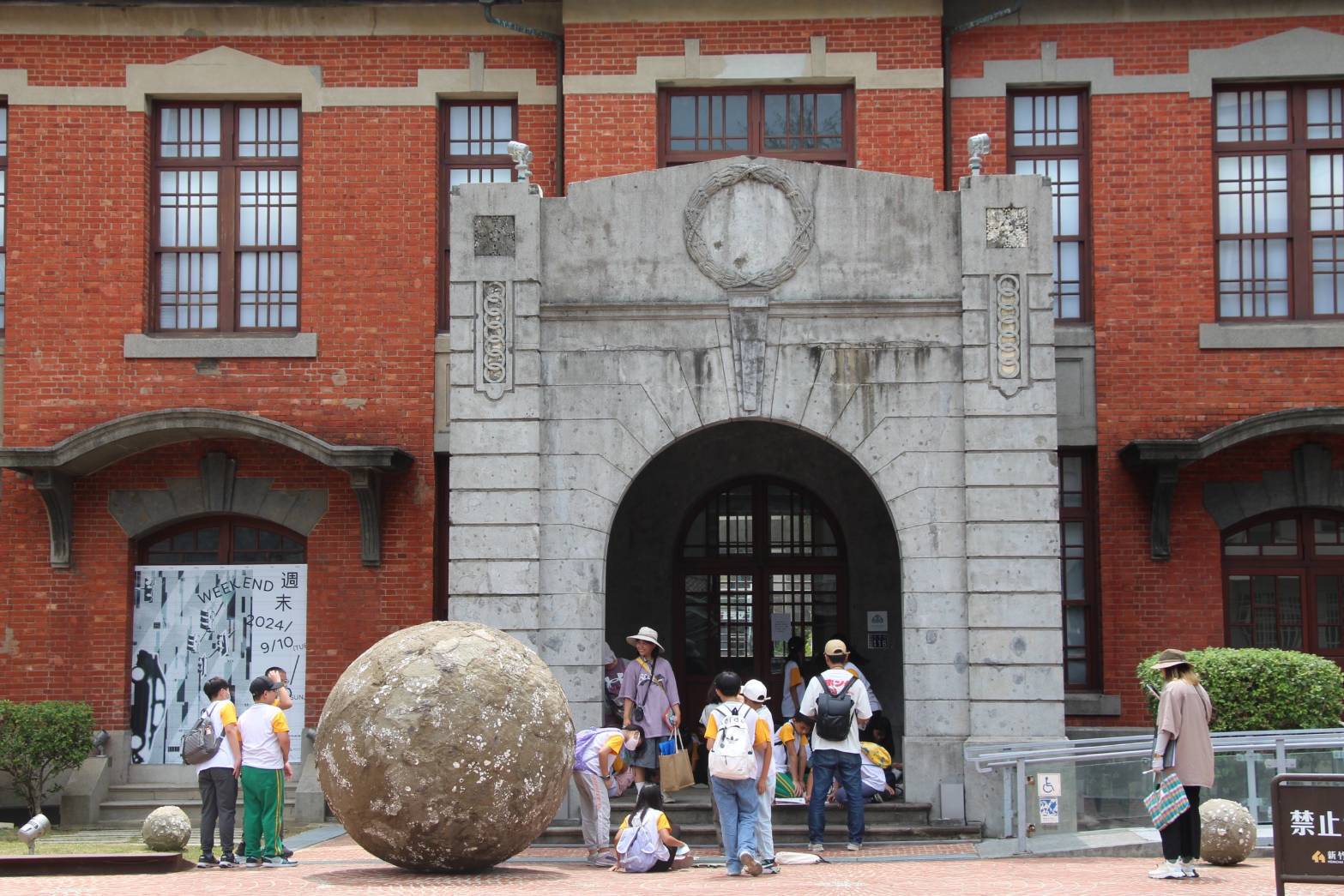 解謎觀察新竹市美術館建築外觀特色。(圖/記者黃溎芬翻攝)