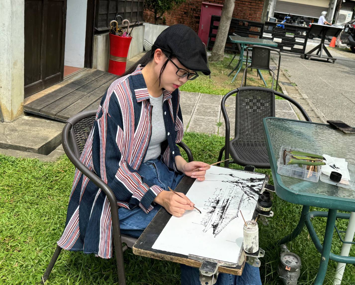 畫壇新秀余思瑩熱愛以建築為主題,擅長用樹枝筆寫生。(圖/記者黃溎芬翻攝)